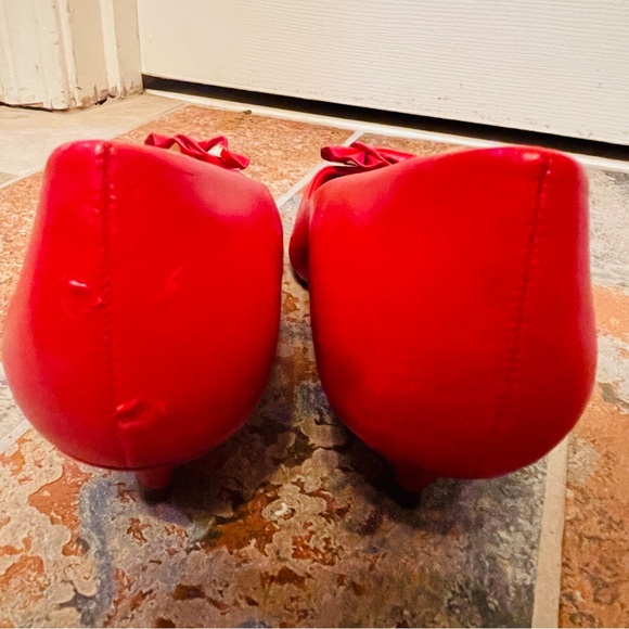 👠Sassy Connie Red Patent Kitten Heel Pumps & Decorative Flower Accent on Front! - Picture 12 of 16